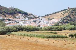 Veduta del villaggio di Aljezur, Portogallo. Questa suggestiva cittadina dell'Algarve è famosa per spiagge, falesie e arenili. Il territorio rispecchia la sua doppia anima, quella ...