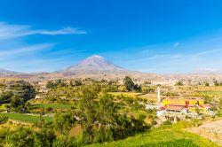 Veduta del vulcano Misty a Arequipa, Perù. Noto anche come Guagua-Putina, questo stratovulcano del Perù meridionale si trova nei pressi della città di Arequipa. E' alto ...