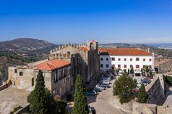 Veduta della Capelo House e della chiesa di Santiago all'interno del castello di Palmela, Portogallo - © StockPhotosArt / Shutterstock.com