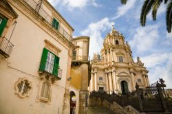 Veduta della cattedrale barocca di San Giorgio a Ragusa Ibla, Sicilia, Italia. Il quartiere si estende su una piccola collina.



