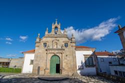 Veduta della Chiesa della Misericordia nel centro storico di Miranda do Douro, Portogallo. Questa piccola chiesa con una sola navata e pianta rettangolare si presenta con la facciata in granito ...