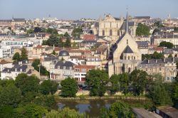 Veduta della città e del fiume Clain da rue Cornet a Poitiers, Francia. La città è la capitale del dipartimento della Vienne e anche della provincia di Poitou - © StockphotoVideo ...