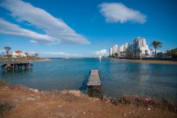 Veduta della costa e della spiaggia di Famagosta, Cipro Nord. Questa bella cittadina appartiene di fatto alla Repubblica Turca di Cipro del Nord e "de iure" alla Repubblica di Cipro. ...