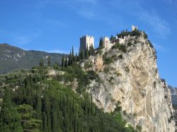 Veduta della fortezza di Riva del Garda, Trentino Alto Adige. Costruito in pietra grigia domina la città e il lago - © 39221425 / Shutterstock.com