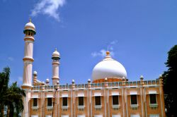Veduta della Palayam Juma Masjid nel centro di Trivandrum, Kerala, India. Il suo nome significa "moschea che riflette il mondo" ed è l'edificio religioso più importante ...