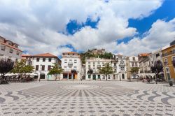 Veduta della piazza centrale di Leiria, Portogallo. In alto, sullo sfondo, il castello eretto nel 1135 subito dopo la cacciata dei Mori dall città.

