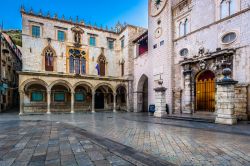 Veduta della storica piazza nel centro di Dubrovnik, Croazia. Tassativamente pedonale, il centro storico è diviso a metà da un lungo stradone lastricato chiamato Stradun.

