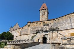 Veduta della Torre Bulgara all'ingresso della fortezza di Coburgo, Germania, in una giornata di sole.
