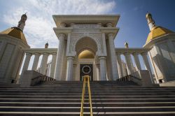 Veduta della Turkmenbasy Ruhy Mosque nella periferia di Ashgabat, Turkmenistan - © Jakub Buza / Shutterstock.com