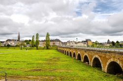 Veduta delle antiche case e del ponte nella città di Sedan, Francia, in una giornata di pioggia.

