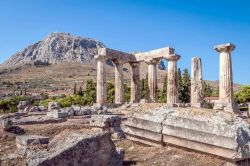 Veduta delle rovine del Tempio di Apollo nella vecchia Corinto, Peloponneso (Grecia).

