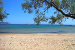 Veduta dell'Egeo dalla spiaggia di Bonatsa, isola di Kimolos, Grecia.

