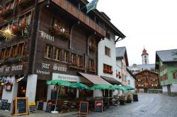 Veduta dell'Hotel Sonne a Andermatt, Svizzera. Situato nel centro cittadino, questo albergo si trova a 600 metri dallo Skilift Andermatt e a 1,7 chilometri dal Devils Bridge.
