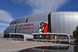 Veduta dell'University of Phoenix Stadium in Cardinals Drive a Glendale, Arizona (USA). Noto oggi con il nome di State Farm Stadium, ospita le gare casalinghe degli Arizona Cardinals della ...