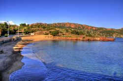 Veduta di Cap Dramont nei pressi di Agay, Francia - La baia di Agay, ai piedi della magnifica barriera rocciosa del Rastel, è riparata naturalmente a est dalla punta della Baumette e ...