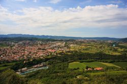 Veduta di Gorizia e di Nova Gorica dal monte Sabotino, Friuli Venezia Giulia, Italia. Da questa montagna al confine fra Italia e Slovenia si può ammirare un bel panorama su tutto il territorio ...