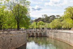 Veduta di Nimes con i Giardini della Fontana, Francia.
