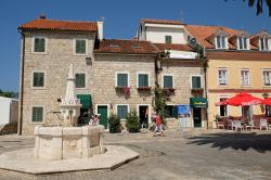 Veduta di piazza Bellavista con la fontana a Herceg Novi, Montenegro. Pur vantando oltre 620 anni di storia alle spalle, Herceg Novi è una delle cittadine più recenti della baia ...