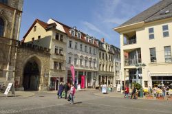 Veduta di Piazza del Mercato all'incrocio con Kaufstrasse Street a Weimar, Germania. Qui si affacciano palazzi storici e attività commerciali - © Alizada Studios / Shutterstock.com ...