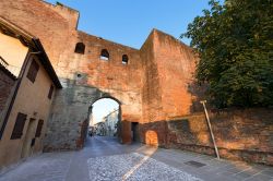 Veduta di Porta del Musile a Castelfranco Veneto: risale al XII°-XIII° secolo ed è l'accesso all'antica città veneta - © Alberto Masnovo/ Shutterstock.com