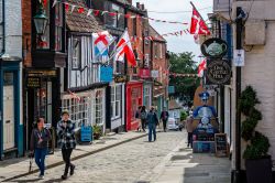 Veduta di Steep Hill Street dal castello medievale di Lincoln, Inghilterra, con turisti a passeggio - © Nigel Jarvis / Shutterstock.com