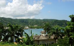 Veduta di Twin Harbors a Port Antonio con il mare e le montagne sullo sfondo, Giamaica. I due porti gemelli, separati dalla Titchfield Peninsula.
