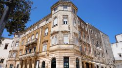 Veduta di un palazzo antico ad angolo in piazza XX Settembre a Martina Franca, Puglia - © Sergio Monti Photography / Shutterstock.com