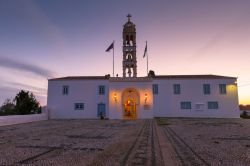 Veduta di una chiesa alle prime ore dell'alba, isola di Spetses, Grecia - © Milan Gonda / Shutterstock.com