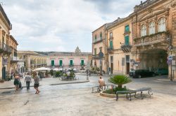 Veduta di una piazza nel centro di Ragusa, Sicilia. Edifici e palazzi signorili si affacciano su questa suggestiva piazzetta frequentata da residenti e turisti - © Petr Jilek / Shutterstock.com ...