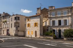 Veduta di una strada a Nantes, Francia. Porta d'ingresso alla Bretagna e alla Valle della Loira, questa città francese è riconosciuta da tutti come la capitale europea del ...
