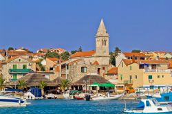 Veduta estiva della cittadina di Pakostane: lungomare sull'Adriatico (Dalmazia), Croazia.

