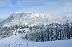 Veduta innevata delle piste di Garmisch-Partenkirchen con lo ski lift (Germania).
