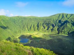 Veduta interna del vulcano sull'isola di Faial, Azzorre, Portogallo. Il vulcano "Montanha do Pico" è alto 2350 metri ed ha un diametro medio di 19 km.



