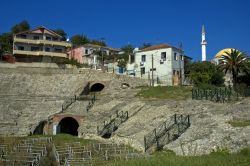 Veduta interna dell'anfiteatro romano a Durazzo, Albania. La sua costruzione risale all'impero di Adriano e la sua scoperta è avvenuta nel 1966 - © Attila JANDI / Shutterstock.com ...