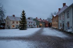 Veduta invernale con la neve del Gamla Linkoping Open-Air Museum, Svezia. Accoglie vecchi edifici originali, alcuni già presenti qui e altri trasportati e ricostruiti, in parte utilizzati ...
