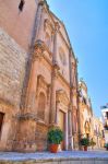 Veduta laterale della Chiesa Matrice di San Giovanni Battista a Fasano, Puglia, Italia. Dedicata a San Giovanni Battista, patrono della città, questa chiesa è stata aperta al culto ...