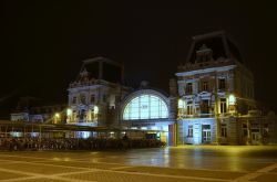 Veduta notturna della stazione centrale di Ostenda, Belgio - © trabantos / Shutterstock.com