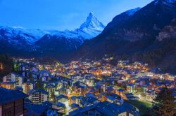 Veduta notturna di Zermatt e del Cervino - © Lee Yiu Tung / Shutterstock.com