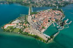 Veduta panoramica aerea della penisola di Lindau con il porto e la marina in estate, Germania.
