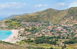Veduta panoramica della costa mediterranea della Sardegna e della cittadina di Solanas.




