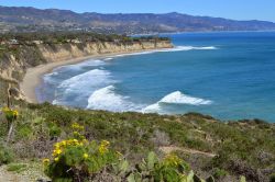 Veduta panoramica dalla cima del Point Dume Natural Preserve di Malibu, California. Si tratta di una tranquilla zona costiera con sentieri e una bella vista dal promontorio oltre che con calette ...