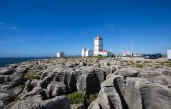 Veduta panoramica dalla rocce con il faro di Cape Carvoeiro vicino a Peniche, Portogallo. Questo capo si trova sulla costa atlantica di fronte all'arcipelago delle Berlengas.


