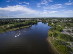 Veduta panoramica dall'alto di un lago a Pembroke Pines, Florida.
