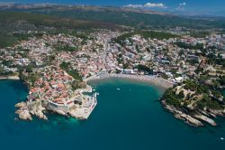 Veduta panoramica del borgo marino di Ulcinj e la sua spiaggia in Montenegro