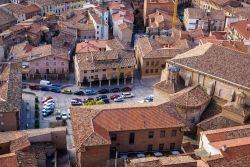 Veduta panoramica del centro storico di Daroca dall'alto, Spagna. Su questa piazza si affacciano edifici religiosi e palazzi storici del borgo medievale.

