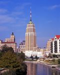 Veduta panoramica del lungo fiume di San Antonio, Texas, con edifici e palazzi (Stati Uniti d'America).

