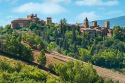Veduta panoramica della città di Certaldo, Toscana, Italia. La parte medievale del borgo sorge su un colle mentre quella moderna, sviluppatasi dalla fine del Settecento, in pianura.
 ...