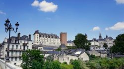 Veduta panoramica della città di Pau, Francia, con il castello sulla sinistra e il Parlamento di Navarre sulla destra.
