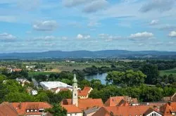 Veduta panoramica della città di Straubing, Germania. Venne fondata nel 1218 dal duca Ludwig der Kelheimer: oggi conta più di 40 mila abitanti, splendidi monumenti e chiese che ...