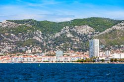 Veduta panoramica della città francese di Tolone, Costa Azzurra.

